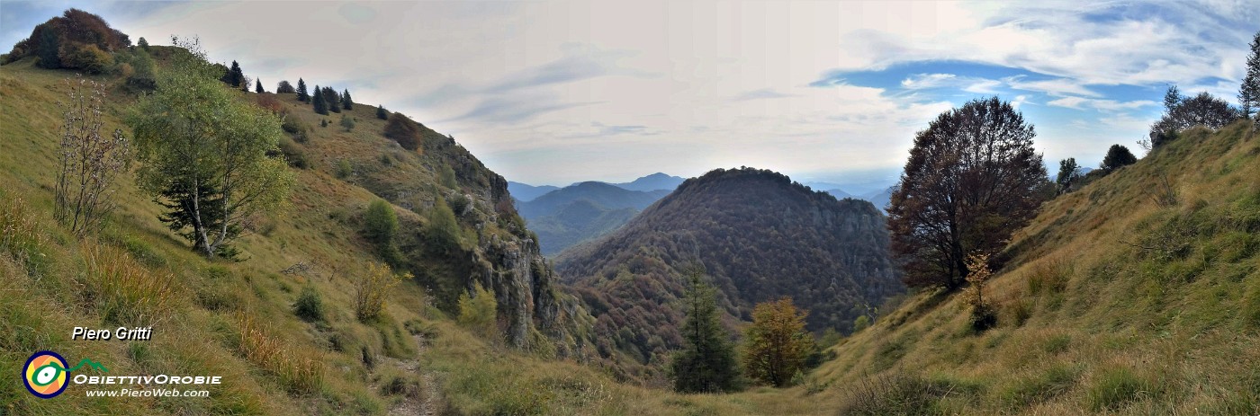 45 Dalla Baita Foldone, .sul sent. 595 scendo alla selletta per salire al dirimpaettaio Castel Regina.jpg